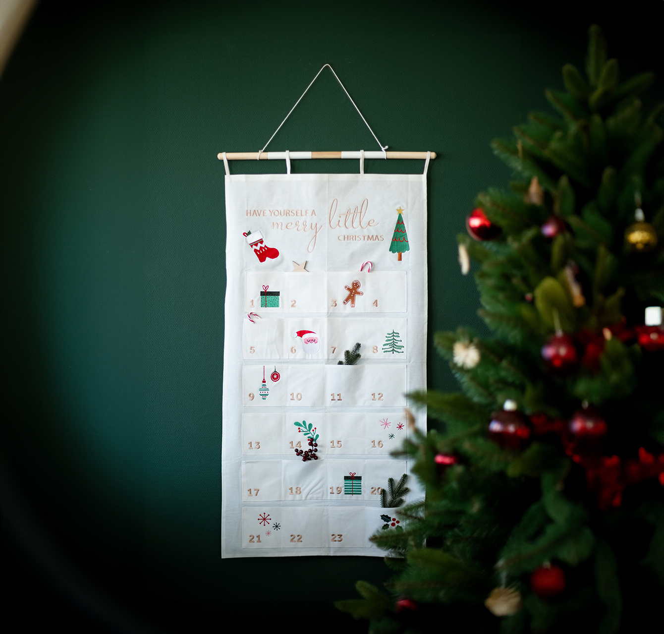 AMARI® Wandkalender Advent mit bronzener und bunter Stickerei