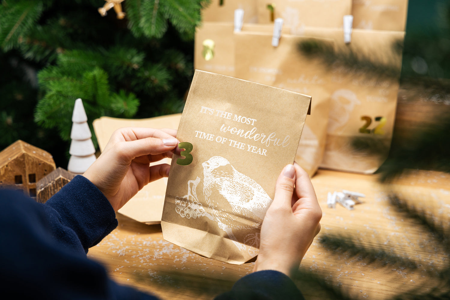 Adventskalender Tüten zum selbst Befüllen. Bedruckte Tüte in verschiedenen Designs mit Zahlensticker und Holzklammer.