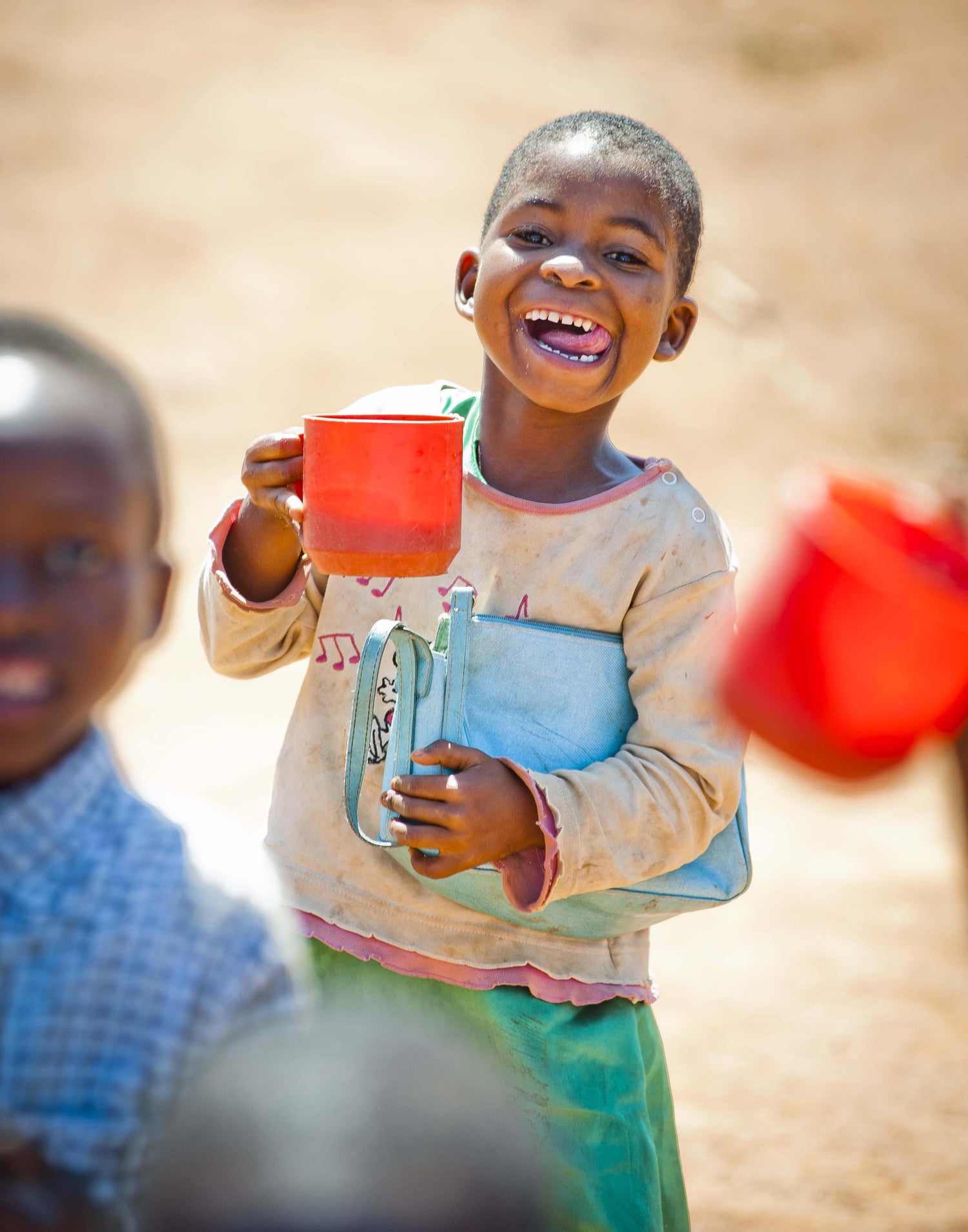 Mary's Meals Kind mit Wasser