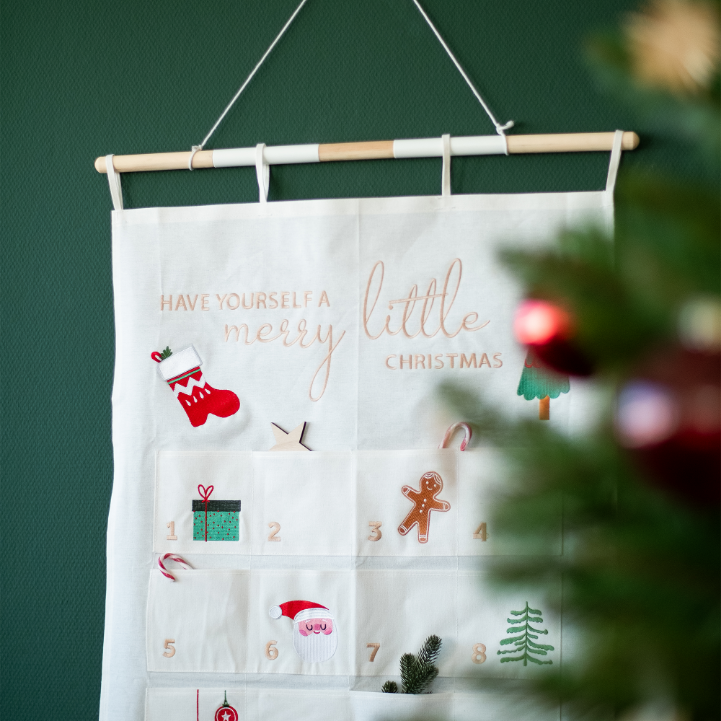 AMARI Adventskalender Wandkalender mit Stab und Kordel zum aufhängen