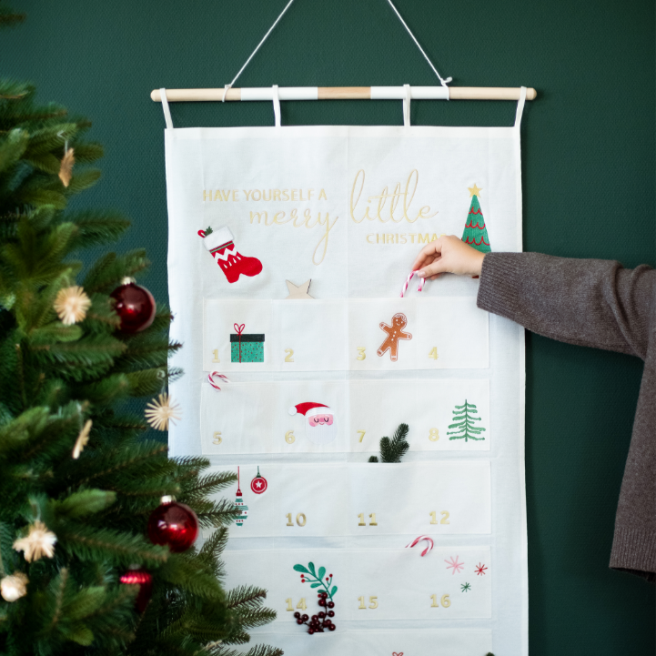 AMARI Adventskalender Wandkalender mit 24 Fächern für kleine Geschenke