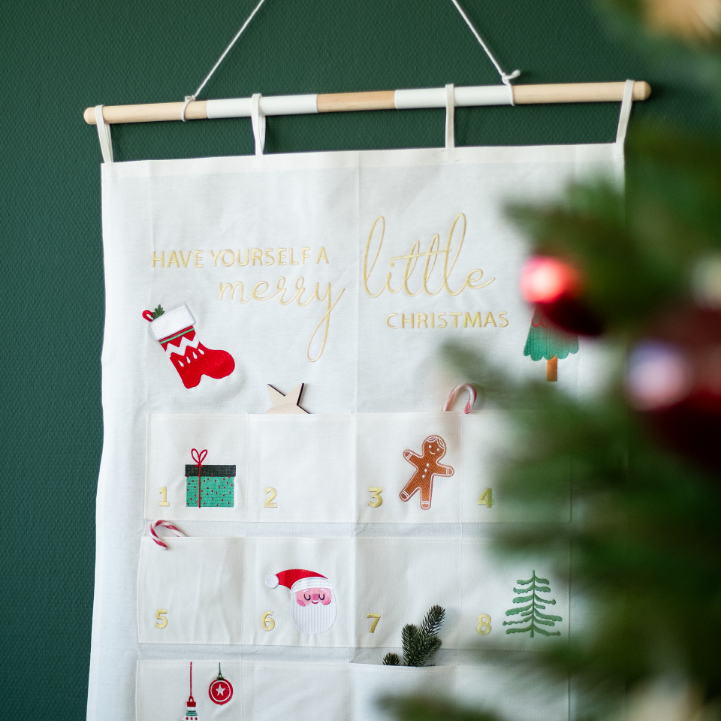 AMARI Adventskalender Wandkalender mit Stab und Kordel zum aufhängen